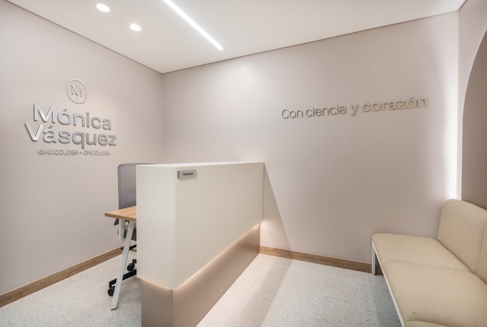 Recepción del consultorio con el nombre de Mónica Vásquez y el lema Ciencia y corazón